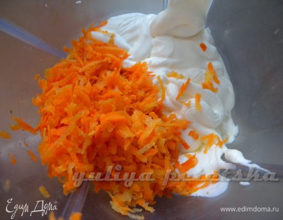 Почистить морковь и потереть на терке. Люблю когда моркови много. На 500 мл сметаны - 2 большие морковки. 