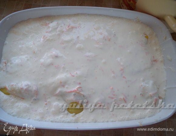 Фаршируем (не туго) перчики фаршем и укладываем в форму. Заливаем нашей заливкой. 