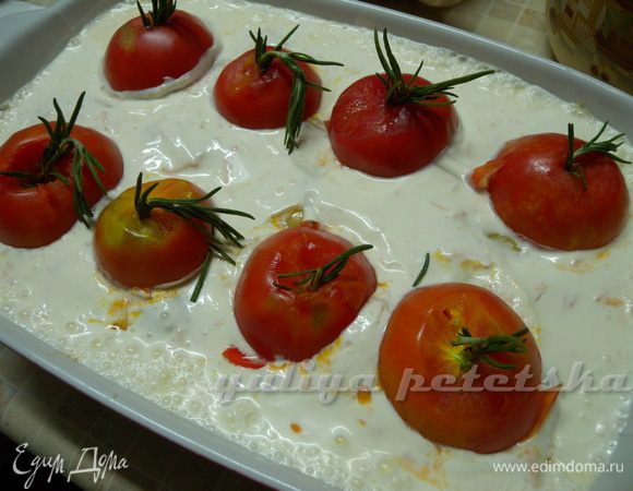 Томаты моем и режем поперек семенных отделений. Укладываем и вставляем в них веточки свежего розмарина. Когда наши томаты будут в духовке. и они будут накрыты фольгой - с розмарина будет стекать пар на помидорчики и они приобретут обалденный вкус. 