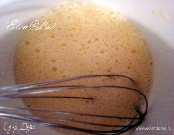 Желатин залить малым количеством воды и оставить набухать.
Желтки взбить с сахаром и добавить молоко и еще раз взбить.