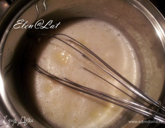 Поставить на водяную баню и варить помешивая минут 7-8, до загустения.