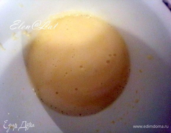 Перелить в миску, где вы будете взбивать суфле.
Ввести в горячую массу набухший желатин и хорошо взбить. Остудить.