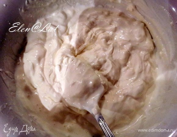 Протереть творог, смешать со сметаной и добавить остывший заварной крем. 