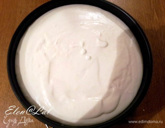 На корж выложить суфле, равномерно распределив по поверхности коржа. Поставить застывать в холодильник.