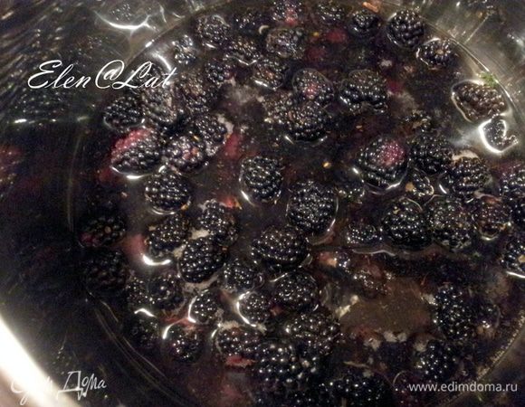 Готовим начинку из ежевики. Также как и для суфле замочить желатин в небольшом количестве воды, оставить набухать. Ежевику промыть, сложить в кастрюльку и залить водой, чтобы еле закрывала ягоды. Кастрюльку с ежевикой поставить на огонь и довести до кипения. Снять с огня. Ввести набухший желатин, все время помешивая. Тщательно размешать, чтобы не было комочков.