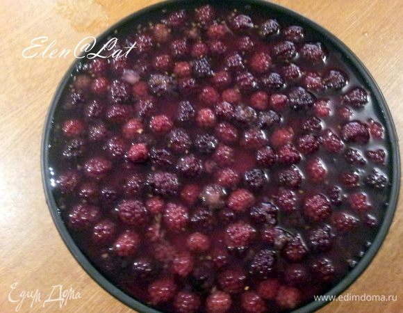 Остудить и залить сверху на белое суфле, которое уже застыло.