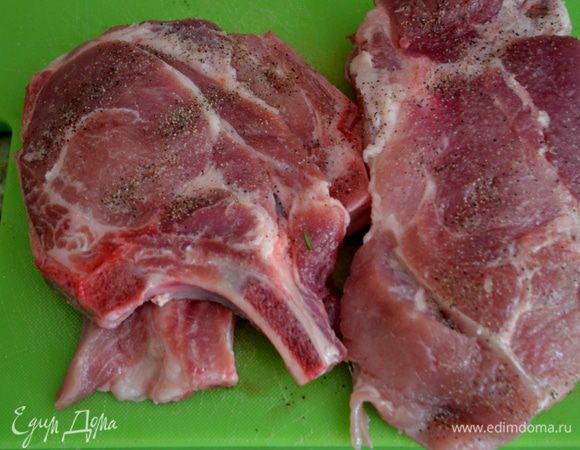 Свиные отбивные посолить и поперчить.