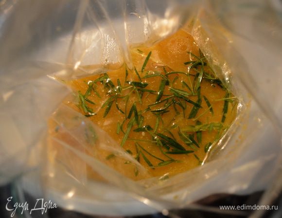 В пакете или в блюде смешаем апельсин.сок,цедру апельсина и лимона,олив.масло и розмарин.