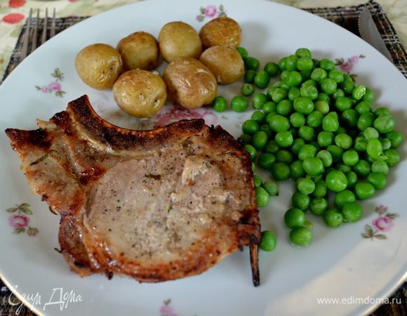 Достанем свин.отбивные с пакета,встряхнем  с них маринад,положим в тарелку и дадим постоять 30мин.при комн.тем-ре.Подготовим гриль,разогрев на сред.высоком огне.Выложим наши свин.отбивные и обжариваем по 4мин.каждая сторона или до приготовления.Готовые свин.отбивные прикроем тарелкой и дадим им постоять 10мин. После подаем с гарниром на стол.