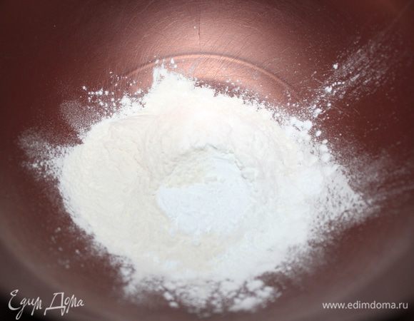 В отдельной посуде смешиваем 60 г муки, 12 г крахмала, 1/4 ч.л. соли и 1 ч.л. разрыхлителя.