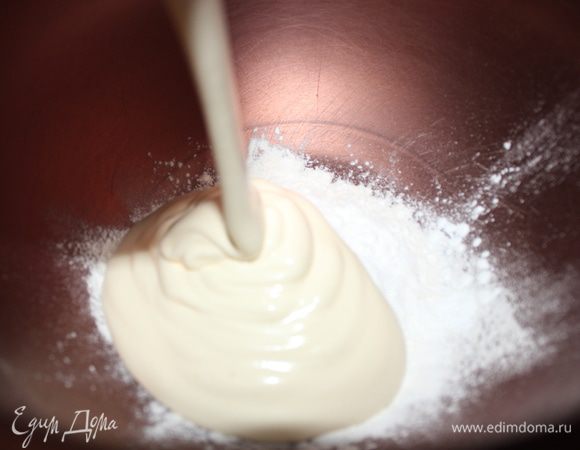 Затем постепенно сухую смесь смешиваем с яичной, и перемешиваем до получения однородной массы. Выкладываем тесто в смазанную форму или выложенную пергаментной бумагой ( я в этот раз без бумаги делала) и выпекать в разогретой духовке до 180 градусов 20-30 минут.