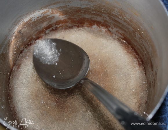 Замочить желатин в 100 мл. кипяченной комнатной воды примерно на 1 час.