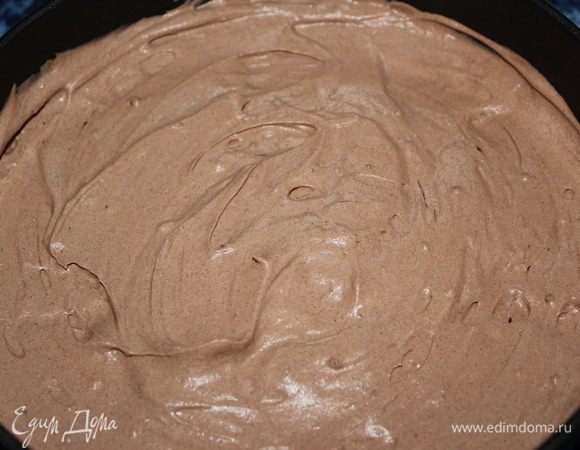 Выложить слой черной массы по дну коржа.