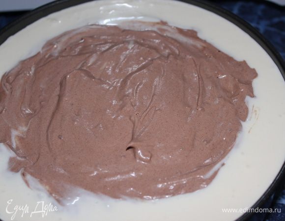 Затем черную массу выложить посередине, а с краю вылить белую. Поставить в морозильник наш торт на время.