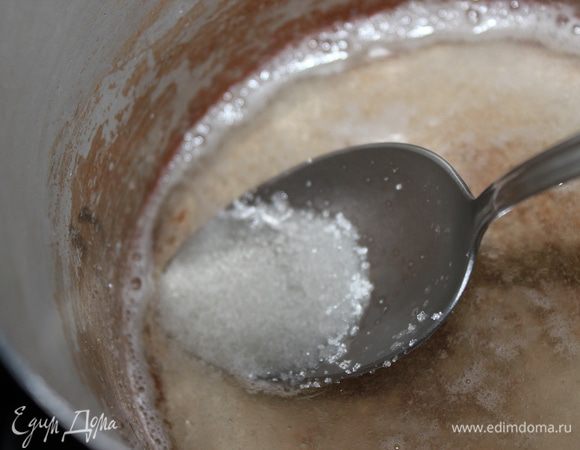 Желатин подогреть, добавить сахар, помешивать на огне до растворения сахара, но не кипятить. Поставить охладить немного.
