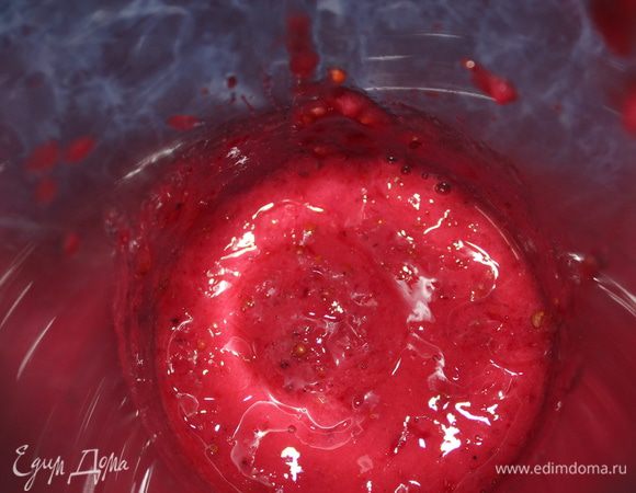 Тем временем сделаем щербет, ягоды смородины в блендере растереть, добавить сок 1/3 части лимона.