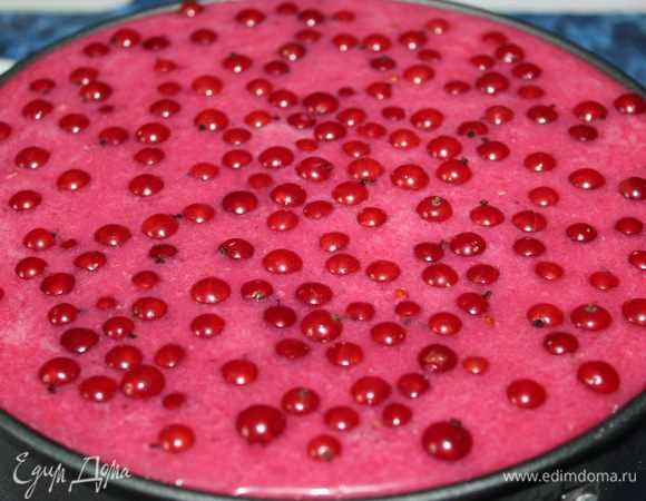 Сверху украсить (углубить в массу ягодную) свежими ягодами. И оставить в морозильнике до полного застывания ( Общая заморозка торта должна быть не менее 4 часов в общей сложности приготовления, у меня морозилка очень сильно морозит, поэтому я после того как торт очень сильно застывает, переставляю его в холодильник)