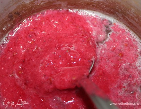 Соединить ягодную массу с желатином. Хорошенько перемешать и охладить до комнатной температуры.