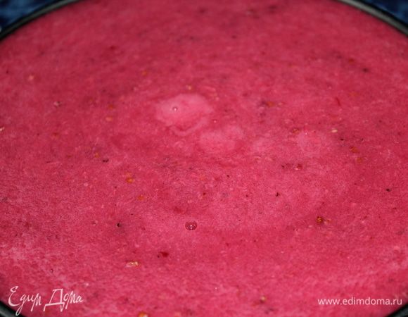 Вынимаем наш тортик из морозилки и выливаем нашу ягодную массу поверх торта.