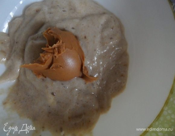 Банан взбить блендером, добавить арахисовое масло и хорошо перемешать.
