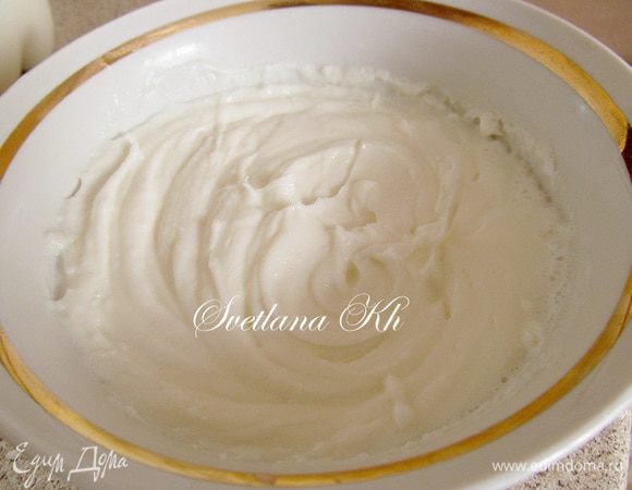 Взбить сливки с сахарной пудрой. Можно добавить какао или растопленный шоколад (у меня какао).
Смазать коржи сливками, прослоить клубникой или любой другой ягодой. Украсить по своему усмотрению.