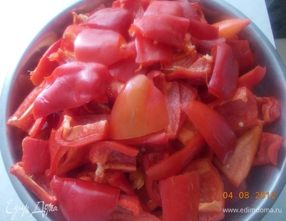 Перец вымыть,почистить и крупно порезать.