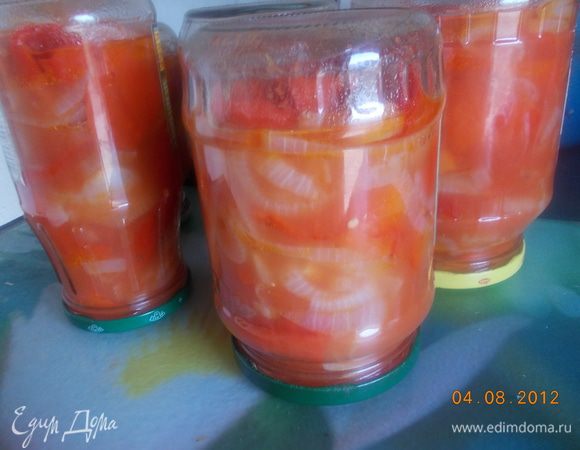 Когда перец приготовится, вылить его в стерилизованные банки. Закатать крышками и перевернуть до полного остывания.