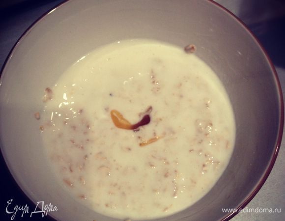 На несколько часов, лучше на ночь залить геркулес кефиром, можно сразу же добавить мёд.