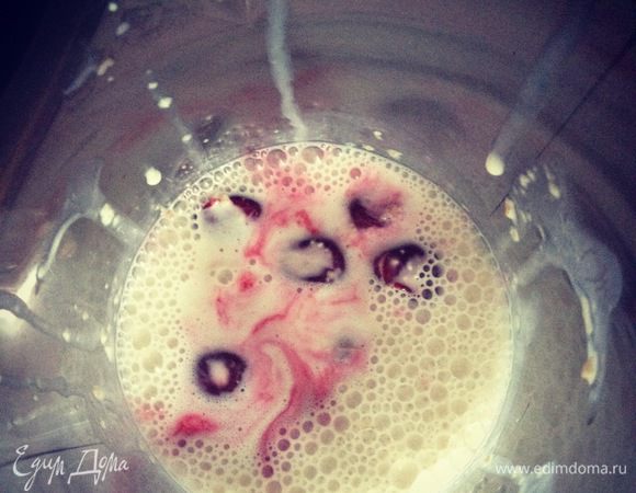 В блендер выкладываем геркулесовую массу, ягоды, ванильный сахар, корицу и взбиваем. Густоту можно регулировать на любом этапе.