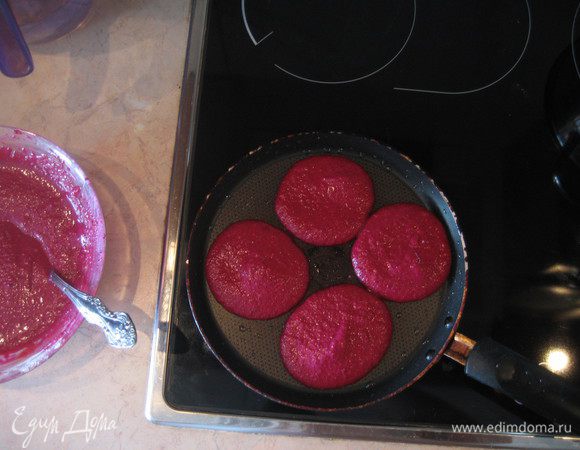 Сковороду смазываем раст. маслом и выпекаем блинчики на среднем огне по 1-2 минуты с каждой стороны. Я жарила на тефлоновой сковороде и смазывала ее только перед первой партией