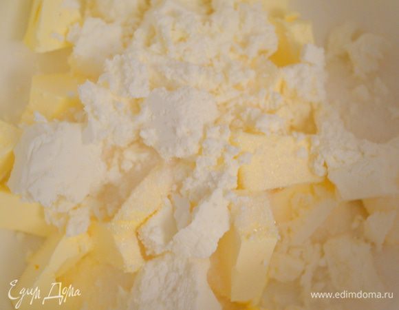 Добавить просеянную с разрыхлителем муку, сахар, соль, творог.