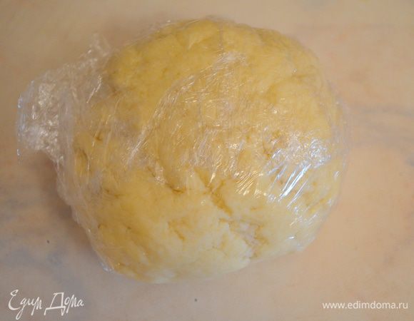 Руками замесить тесто. Оно должно быть эластичное и однородное. Завернуть в пищевую пленку и убрать в холодильник на 30 минут.