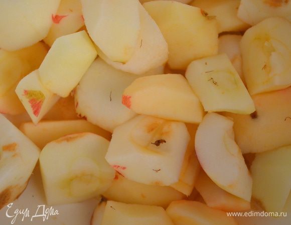 Для начинки: яблоки помыть, почистить, разрезать на четвертинки и вырезать сердцевину. 6 или 7 кусочков (самых ровных) оставить для украшения.