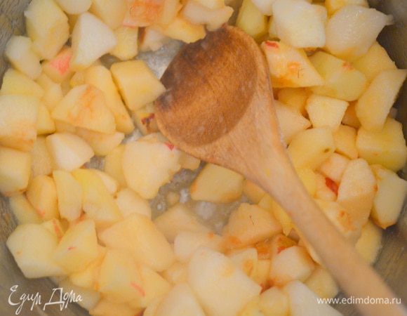 Остальные яблоки порезать на кубики. 
