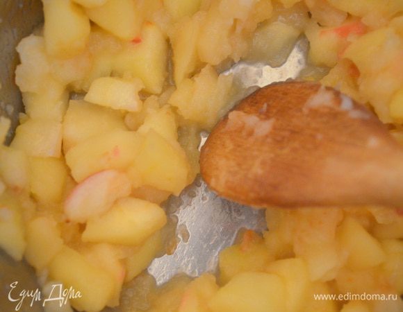 В ковшике разогреть сливочное масло, выложить к нему яблоки и присыпать их сахаром. Тушить на среднем огне примерно 10 минут. Они должны стать мягкими. 