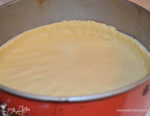 Сделать бортики примерно 3 см. Лишнее тесто обрезать. 