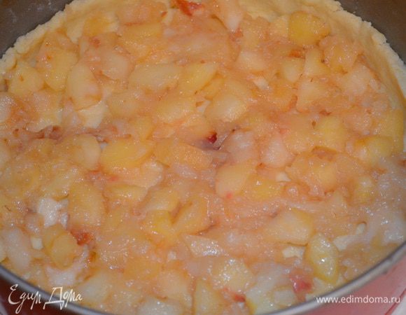 Выложить на тесто начинку и отправить в духовку, разогретую до 180 градусов на 10 минут.