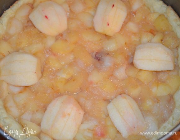 Достать формы, распределить отложенные для украшения яблоки, залить все заливкой. 