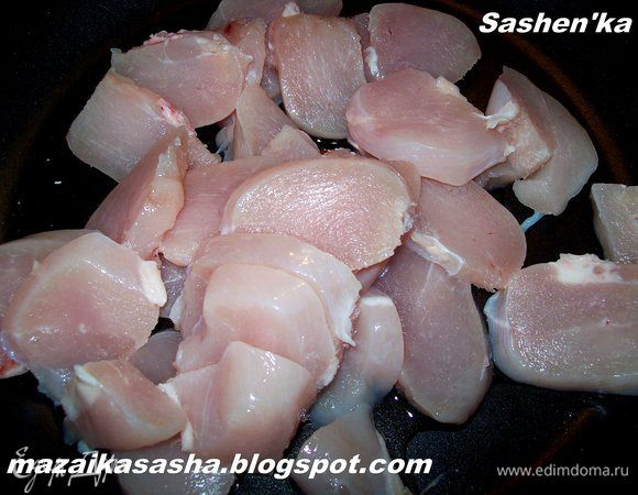 Куриную грудку нарежте кусочками толщиной не больше 1 см. Выложите на сковороду, сбрызните оливковым маслом, Добавьте  1 ст. л. сливочного масла посолите, поперчите и слегка обжарьте в течении 3-4 минут. 