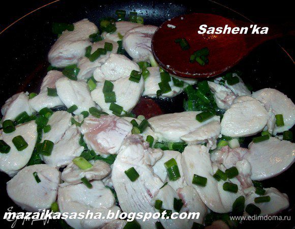 Пока обжаривается курица нарежем зеленый лук не крупными кусочками. Добавляем в курицу. Обжариваем еще пару минут.