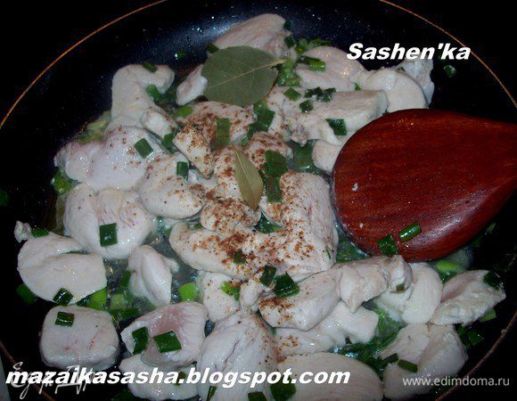  Добавьтте мускатный орех и пару лавровых листиков. Обжарьте еще пару минут.
