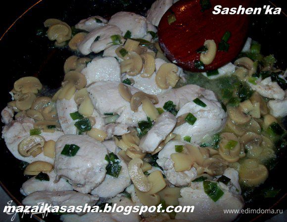 Шампиньоны нарежте тонкими ломтиками. (У меня не было свежих грибов по этому я воспользовалась консервированными)