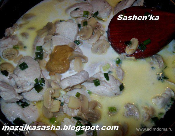 Добавляем сливки и бульон. Если у вас густые жирные сливки, то Вам будет достаточно 1ст. л. с горкой и 300 мл. бульона. Поскольку у меня не было жирных сливок, то я добавила 100-150 мл. обычных сливок и 150-200 мл. бульона. Если Вам покажется, что жидкости мало , то добавьте еще бульо или сливки.