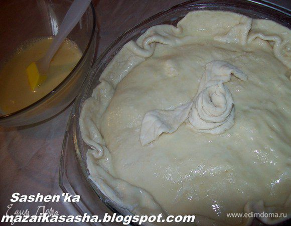 Смешиваем 1 яйцо и не много молока. Смазываем этим составом пирог.