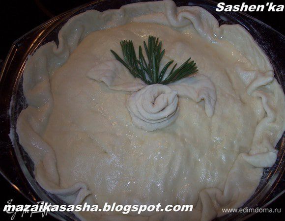  Отправляем пирог в заранее разогретую духовку до 200-220 гр. на 15 минут, т. е. до румяной корочки.