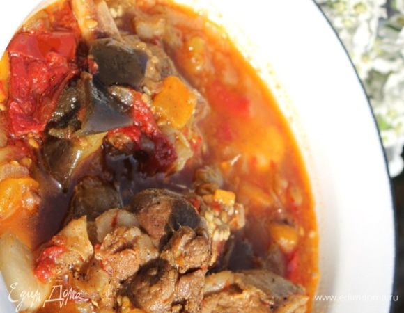 Когда мясо готово, смешиваем все слои, пробуем на соль и оставляем казан уже без огня и углей. Пусть баклажаны протомятся в мясном соусе. Подаём блюдо со свежими огурцами и зеленью, чтобы оттенить насыщенность основного блюда. Это очень вкусно!