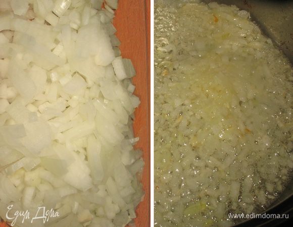 Лук мелко режем и поджариваем лук с кофейной чашкой растительного масла.  