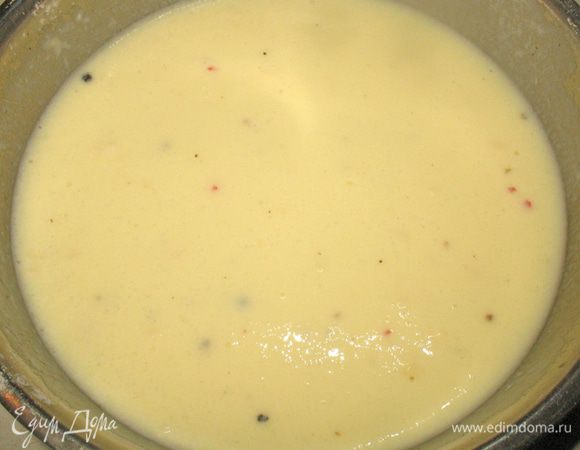 Пока баклажаны с рисом в духовке готовим заливку. Взбиваем яйца с мукой. В смесь постепенно добавляем молоко, чтобы не было комочков. 