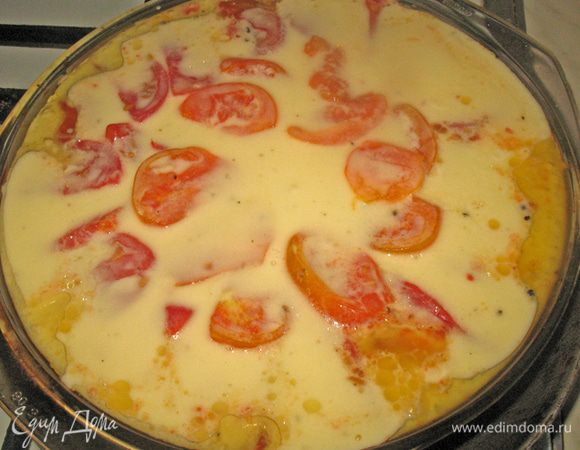 Достаем мусаку из духовки и заливаем ее яичной смесью. Снова ставим в духовку с открытой крышкой минут на 10.  Вечно у меня одно и тоже беру маленькую форму и мусака хочет сбежать. 