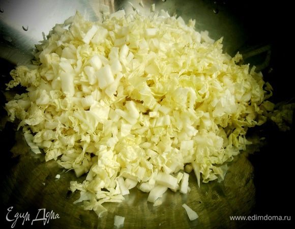 Капустку шинкуем помельче,тогда и прожарится она быстрее!